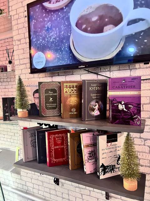 Книжные полки в зале кофейни «Кофе и Книги» в Александрове